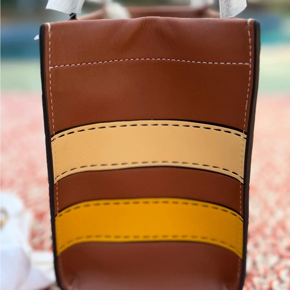 Coach Cashin Carry 22 With Trompe L'oeil Print. NWT. - Picture 4 of 9